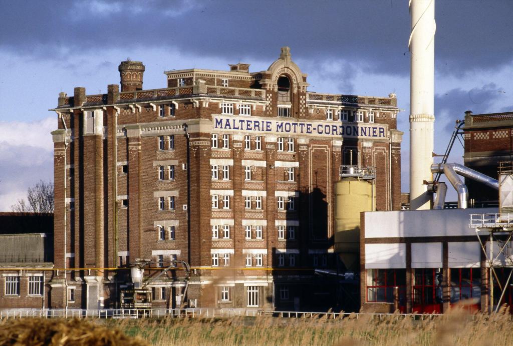 Vue générale de la malterie vers l'est, en 1997.