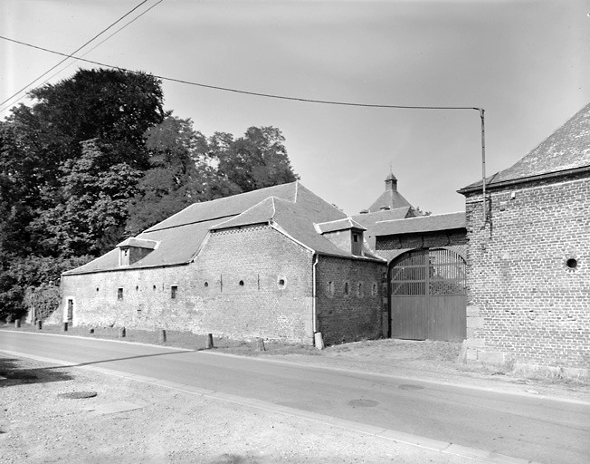 Vue générale de l'entrée du château et des communs depuis la rue.