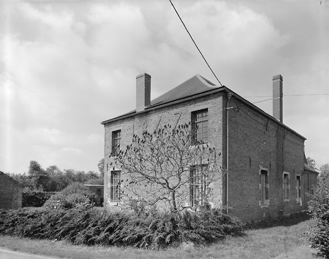 Vue de trois-quarts du logis, élévation postérieure et pignon est.