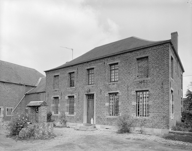 Vue générale du logis, élévation antérieure et pignon est.