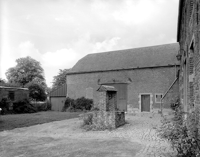La cour, la grange passante, le pavage, le puits (aménagé).