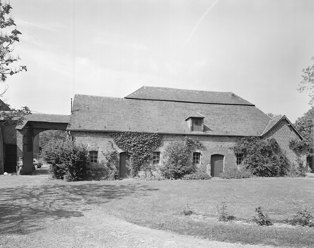 Vue générale des communs depuis la cour.