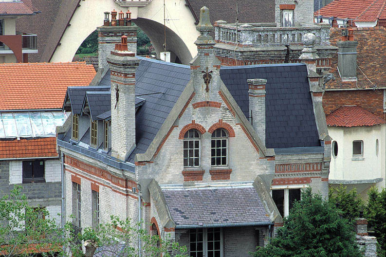 Elévation postérieure depuis le beffroi, vue sur les toits : à l'arrière plan, arche du marché couvert.