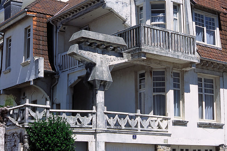 Extérieur, élévation sur la rue (terrasse, étages et toiture).