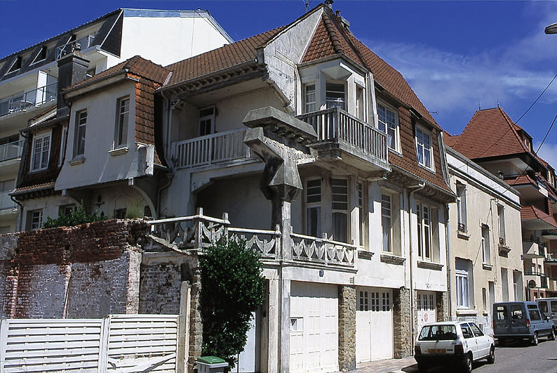 Elévation vue de trois-quarts, depuis la rue.