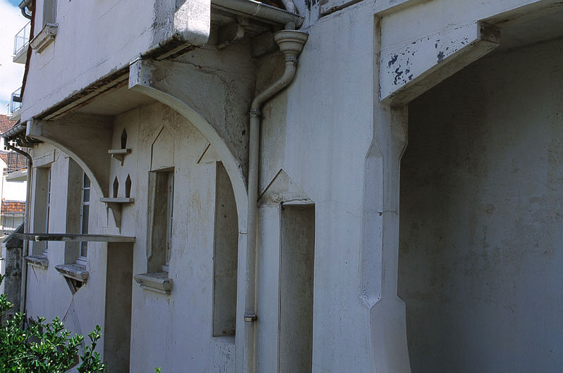 Extérieur, partie d'édifice en encorbellement au-dessus de la cour, entrée du sous-sol (caves).