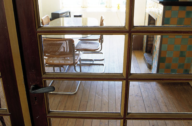 Intérieur, salon au rez-de-chaussée : vue vers la cheminée.