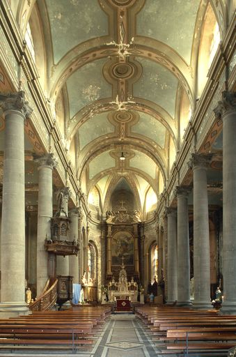 Intérieur : vue générale vers le chœur.