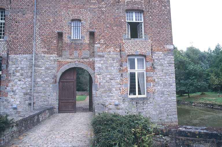 Angle sud 1er niveau (porte cochère, ancien pont-levis).