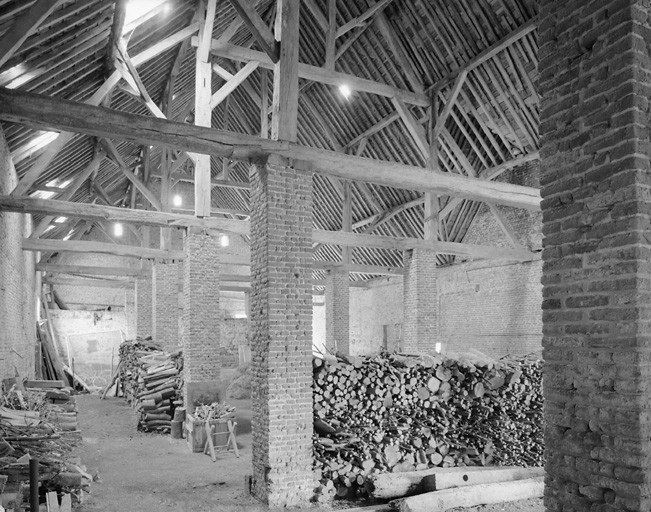 Vue générale depuis le vaisseau nord de la grange.