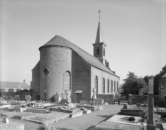 Vue de trois-quarts depuis le cimetière.