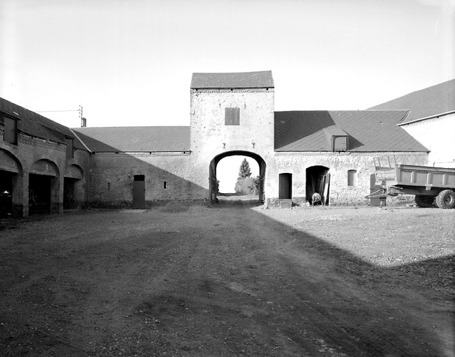 Le pigeonnier depuis la cour.