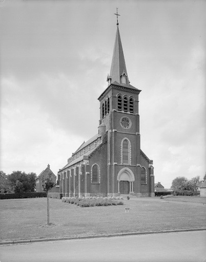 Vue de trois-quarts de l'église.