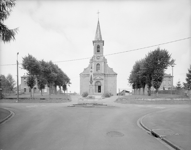 Vue générale de l'ensemble église, presbytère, école depuis la rue Millet.