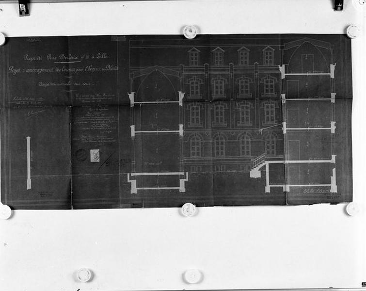 Projet d'aménagement des locaux, coupe longitudinale où sont figurés les travaux de transformation projetés, datée de 1911.