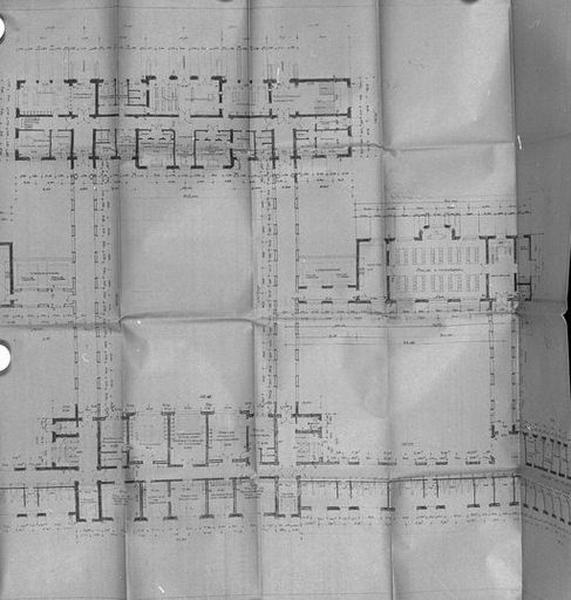 Projet de construction par l'architecte Deregnaucourt, bâtiment principal d'hospitalisation et ses annexes immédiates, plan de distribution du rez-de-chaussée, 1932 : détail de la partie centrale et de la section proximale de l'aile est.