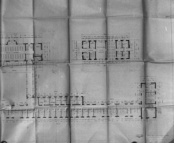 Projet de construction par l'architecte Deregnaucourt, bâtiment principal d'hospitalisation et ses annexes immédiates, plan de distribution du rez-de-chaussée, 1932 : détail de l'extrémité de l'aile est.