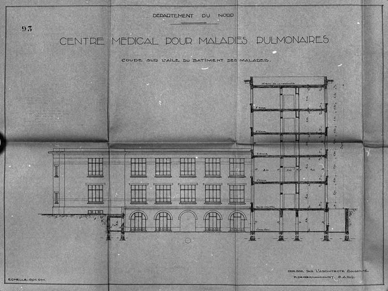 Projet de construction par l'architecte Deregnaucourt, bâtiment principal d'hospitalisation, coupe transversale passant par la section proximale de l'aile est, montrant l'élévation de la galerie reliant ce bâtiment à celui qui abrite le réfectoire, 1932.
