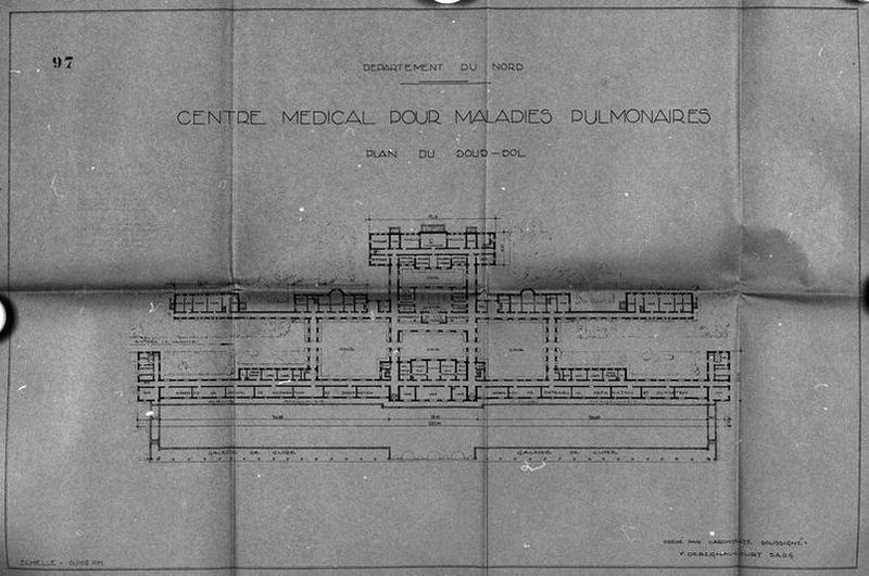 Projet de construction par l'architecte Deregnaucourt, bâtiment principal d'hospitalisation avec ses annexes immédiates, plan de distribution des sous-sols, 1932.
