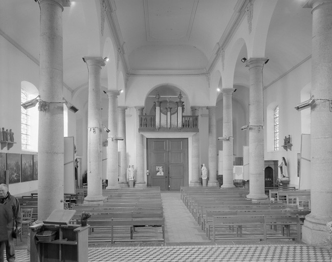 Vue générale intérieure, vers l'entrée.