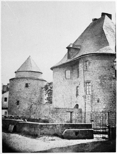 Front nord (rue de l'Arsenal) : vue en enfilade depuis le nord-ouest avec en premier plan l'ouvrage d'entrée puis la courtine et la tour d'angle nord-est, vers 1900 (AD Nord).