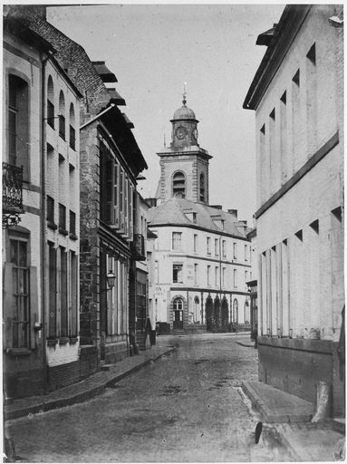 Le corps de garde, le beffroi et la maison faisant l'angle de la rue du Collège, vus depuis la rue de l'Escaut (AD Nord).