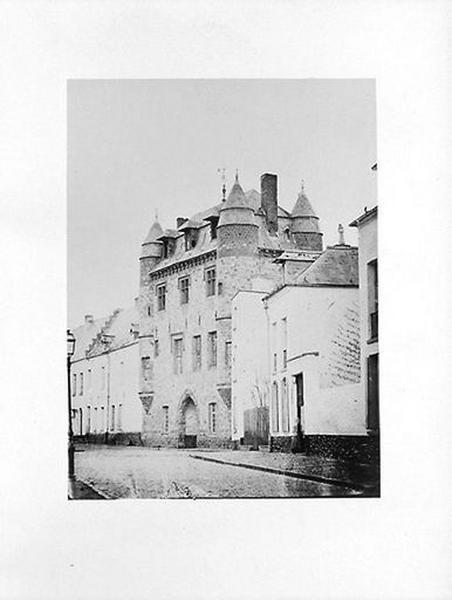 Château, vue générale depuis la place Verte, fin du 19e siècle.