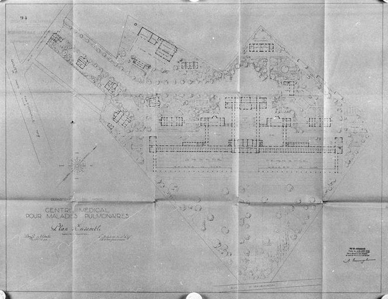 Projet de construction par l'architecte Deregnaucourt selon l'idée initiale d'une implantation sur la commune de Ronchin, plan de distribution du rez-de-chaussée de l'ensemble des bâtiments, vers 1929, approbation du 20 janvier 1930.