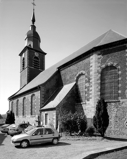 Vue de trois-quarts de l'église, élévation sud.