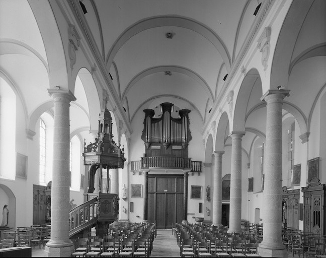 Vue générale intérieure, vers l'entrée.