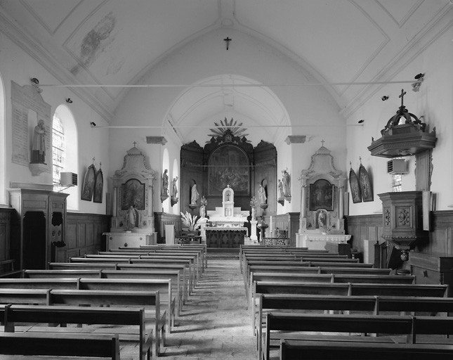 Vue générale intérieure de l'église vers le choeur.