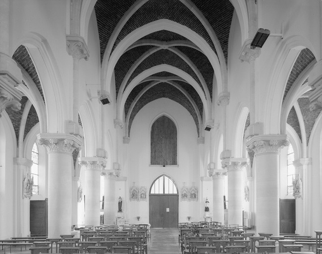 Vue générale intérieure, vers l'entrée.