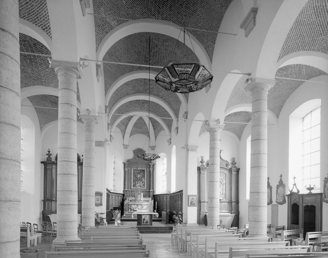 Vue générale intérieure de l'église, vers le choeur.