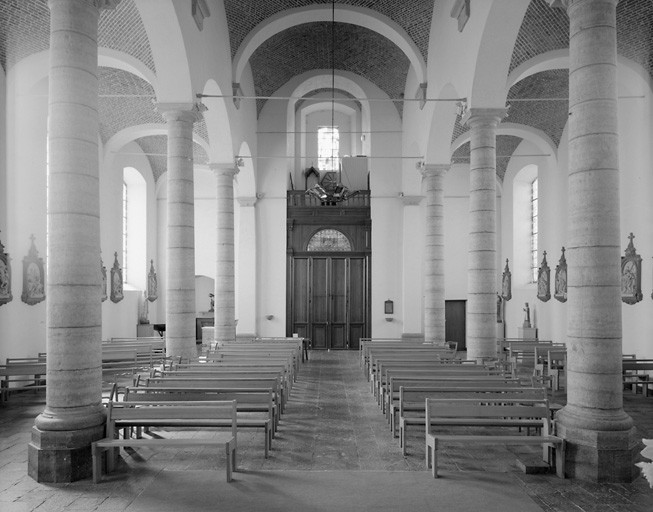 Vue générale intérieure de l'église, vers l'entrée.