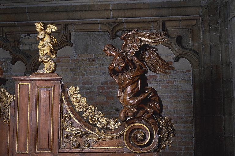 Vue de détail du maître-autel de l'hôpital, après son déplacement dans l'église Saint-Eloi de Dunkerque en mars 2000 : statues d'ange et d'angelot acompagnant l'aileron à volute de droite.