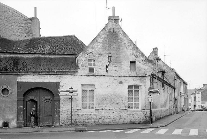 Relais de poste (?) , ou hôtel (?) , actuellement maisons