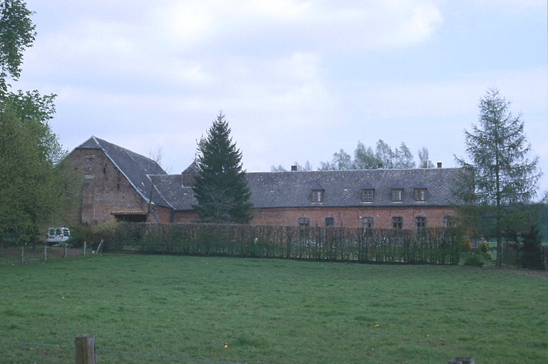 Vue générale de la ferme depuis la rue.