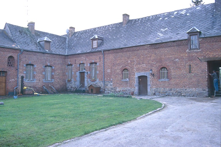 Vue générale de la cour : élévation postérieure des étables, du logis, des anciennes écuries.