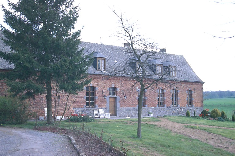 Elévation antérieure du logis, de trois-quarts.