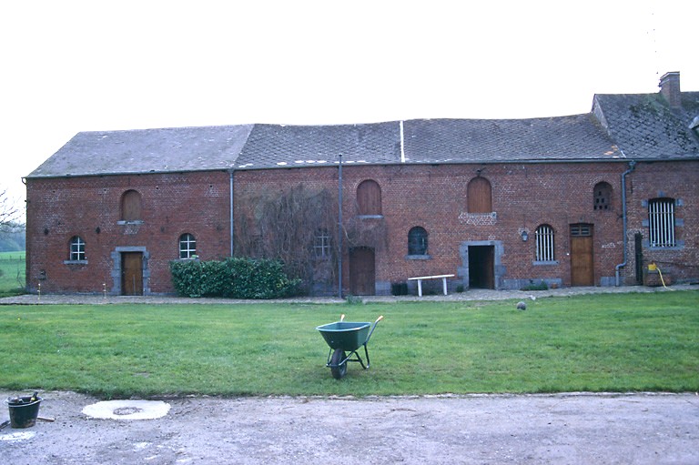 Vue générale des anciennes étables depuis la cour.
