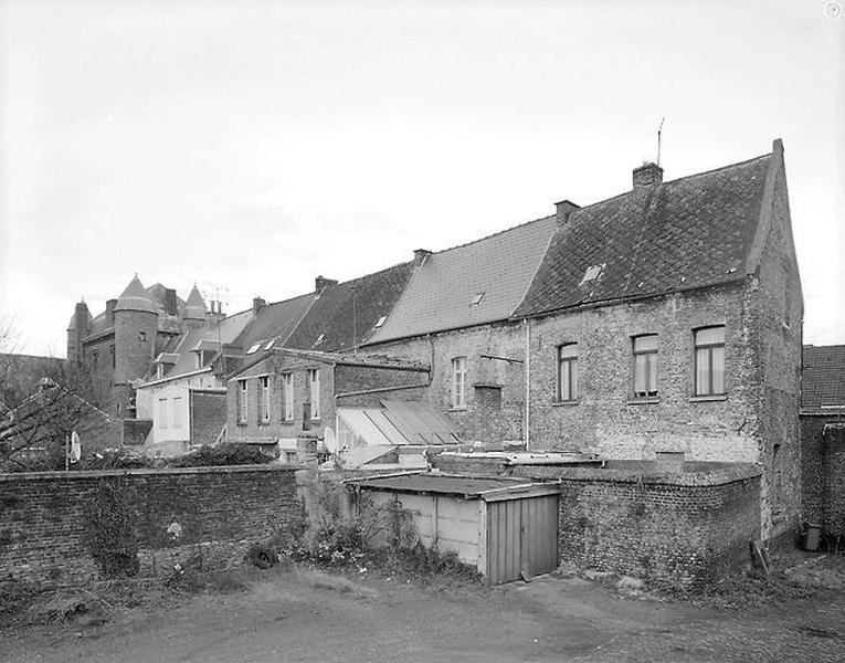 Aile de la rue de la Cavalerie : vue arrière, du n° 27 vers le n° 37 et le corps de bâtiment médiéval, état en 2001.