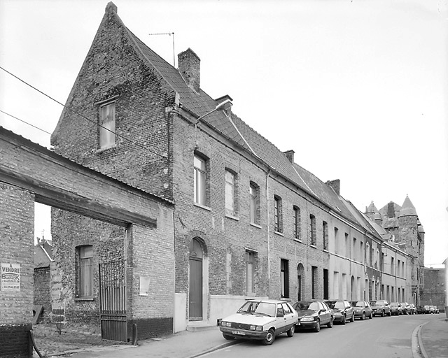 Aile de la rue de la Cavalerie : vue en enfilade du n° 27 vers le n° 37, état en 2001.