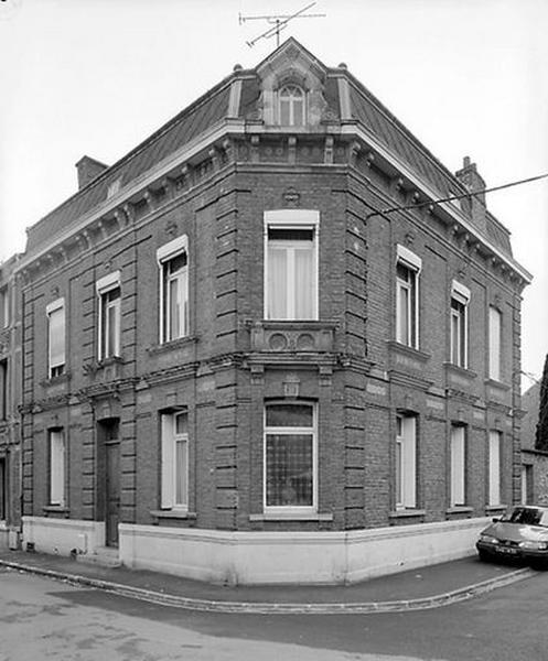 Rang sud-est de la rue Faidherbe, maison faisant l'angle avec la rue de la Bibliothèque : vue générale.