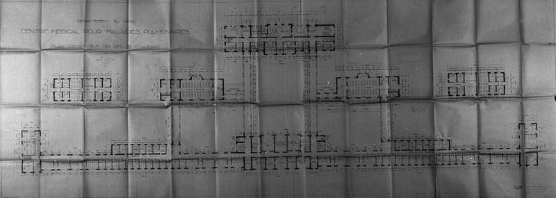 Projet de construction par l'architecte Deregnaucourt, bâtiment principal d'hospitalisation et ses annexes immédiates, plan de distribution du rez-de-chaussée, 1932 : vue générale.