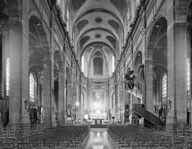 Vue générale de la nef vers le choeur.