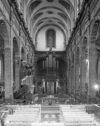 Vue générale de la nef vers le buffet d'orgue.