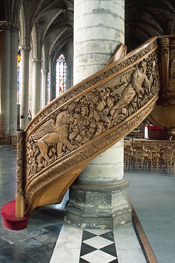 Vue de détail de la rampe d'escalier, côté ouest (le lion et l'homme : animaux du Tétramorphe).