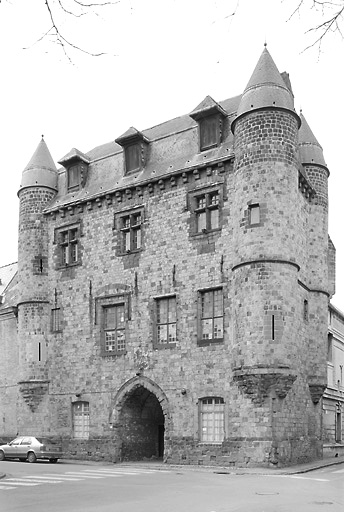 Corps de logis médiéval : vue générale depuis la place Verte, état en 2001.