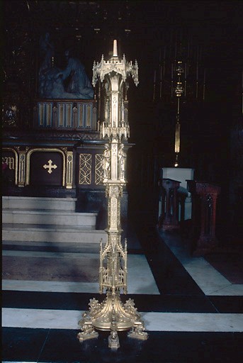 Paire de chandeliers d'église de style néo-gothique