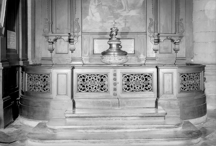 Vue générale de la clôture des fonds baptismaux.